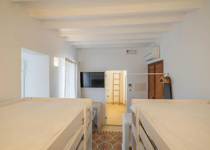 Llonga'S Hostel